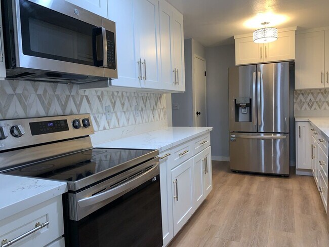 Foto del edificio - Spacious 3 Bed 2.5 bath Kent Split-Level home