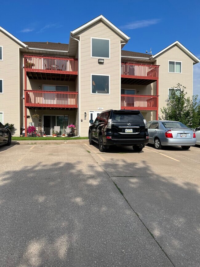 Entrada segura con amplio estacionamiento. - 643 E 46th St