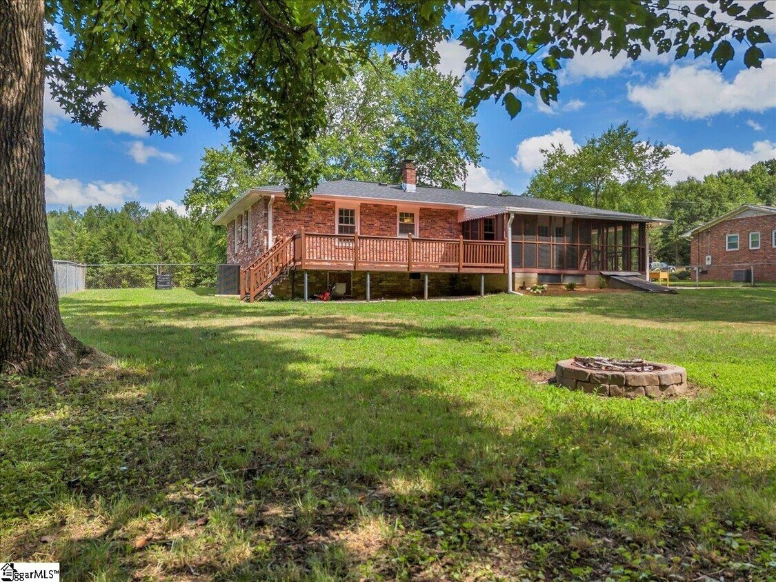 Primary Photo - 120 Echo Ln