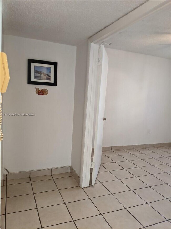 Building Photo - 1150 Collins Ave