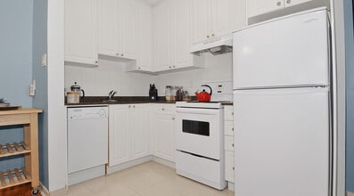 Building Photo - 153 St George St