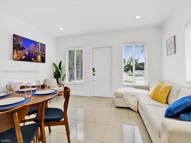 Foto del edificio - 2 br, 1 bath House - 2055 NE 140th St