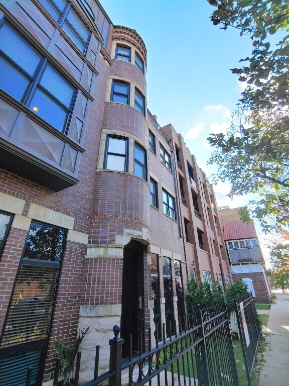 Building Photo - 521 S Racine Ave