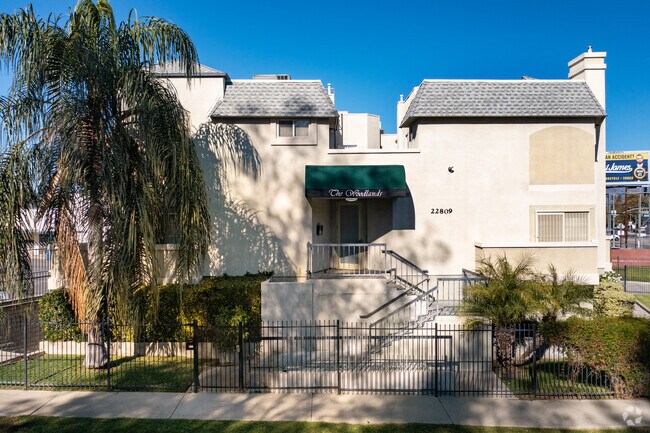 22809 Del Valle de St - 22809 Del Valle St