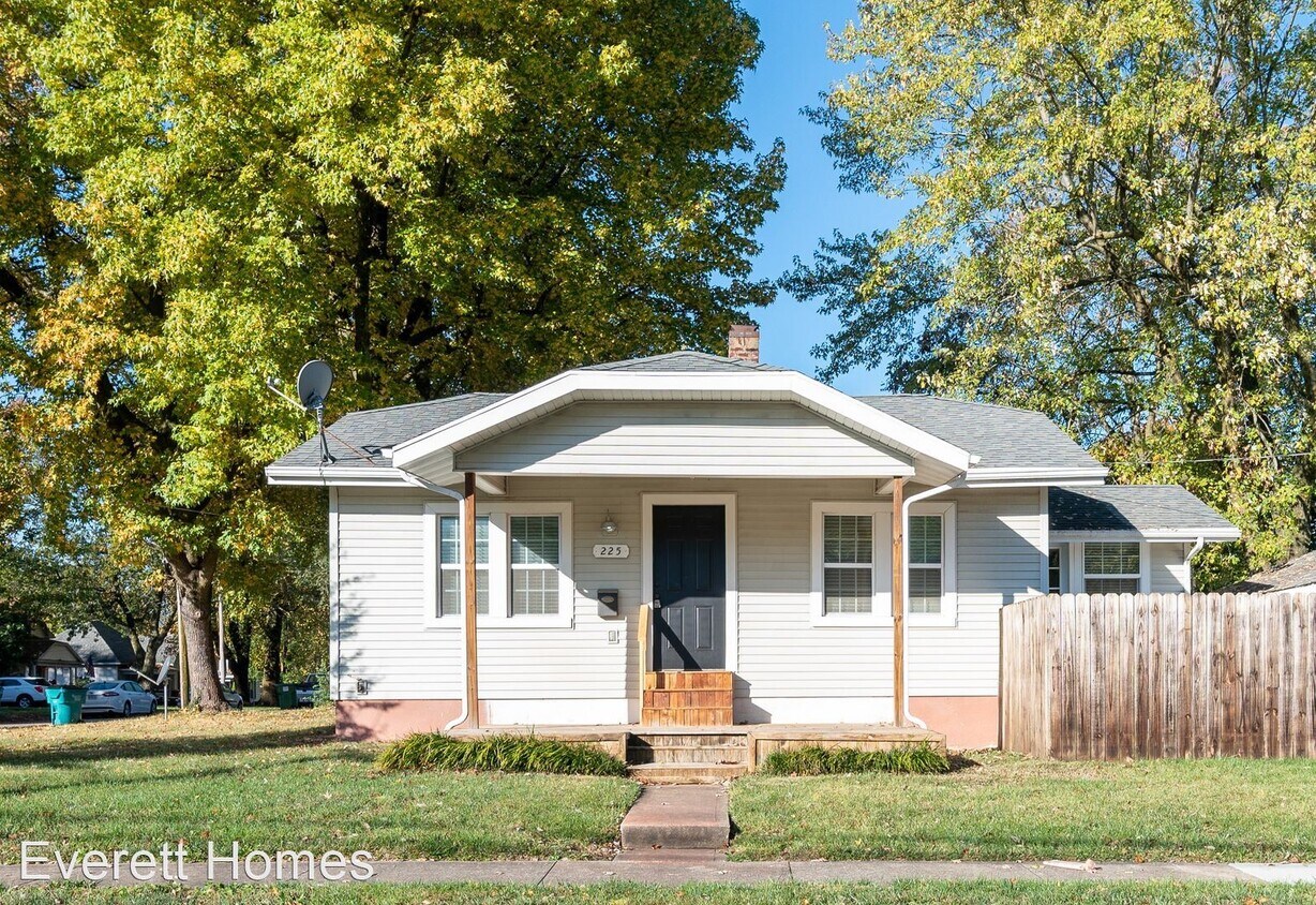 2 br, 1.5 bath House 225 S Pickwick Ave House Rental in Springfield
