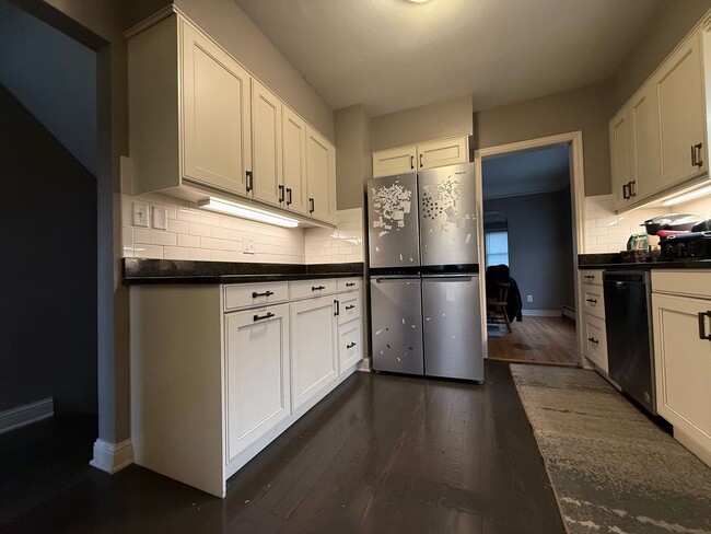 Foto del edificio - Stunning 5 Bed 2 Bath House Located in the...