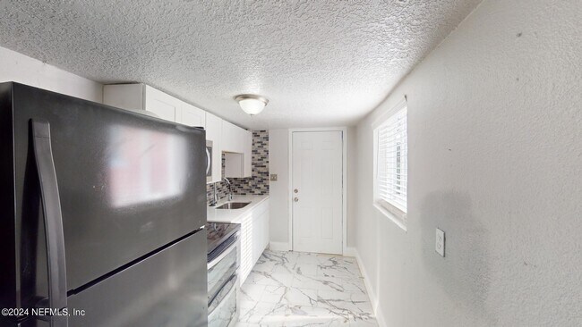 Foto del edificio - 1354 W 24th St