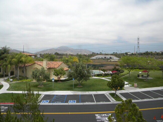 Foto del edificio - Wonderful Eastlake Townhome, 3 bedroom, 2.5 bath home, 2 car garage!