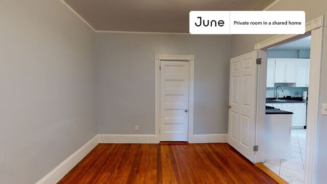 Foto del edificio - Private bedroom in 4 bed/1 bath Home