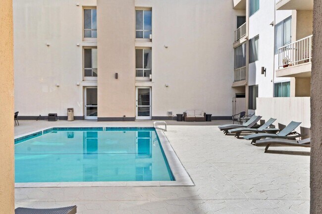 Building Photo - 927 Kings Rd