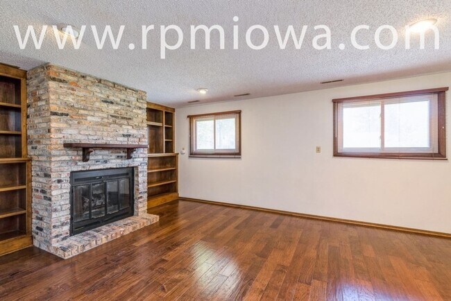 Building Photo - AVAILABLE NOW!!   4 Bedroom, 2 Bath Home In Ames