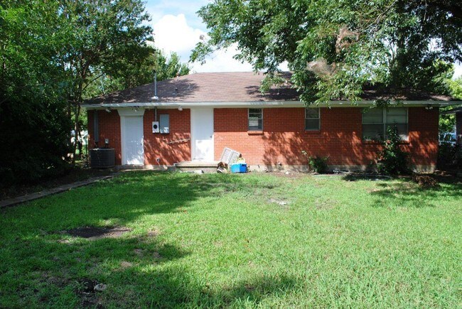 Building Photo - 823 Woodleigh Dr