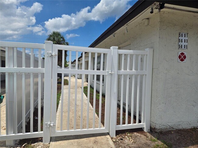 Foto del edificio - 5603 NW 27th Ct