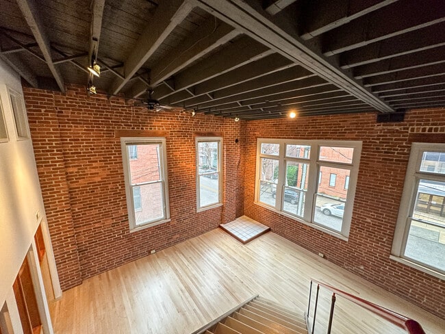 Building Photo - 313 W Martin St
