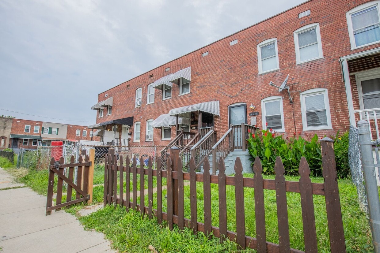 Foto principal - Charming 2 BR/1 Townhome in Brooklyn Park!