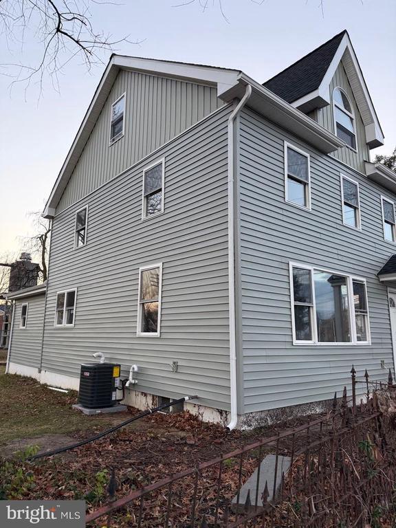 Building Photo - 111 E Barber Ave