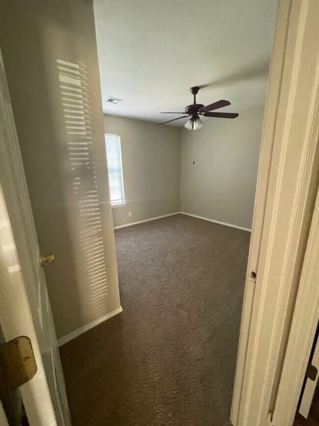 Building Photo - 3 Bed, 2 Bath in Tulsa - Available mid Oct...
