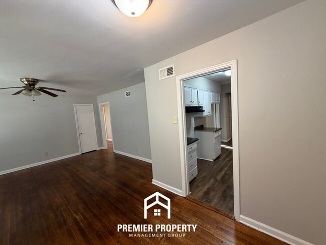 Foto del edificio - Charming 4BR Home in East Memphis w/ Hardwood Floors & Fenced Backyard