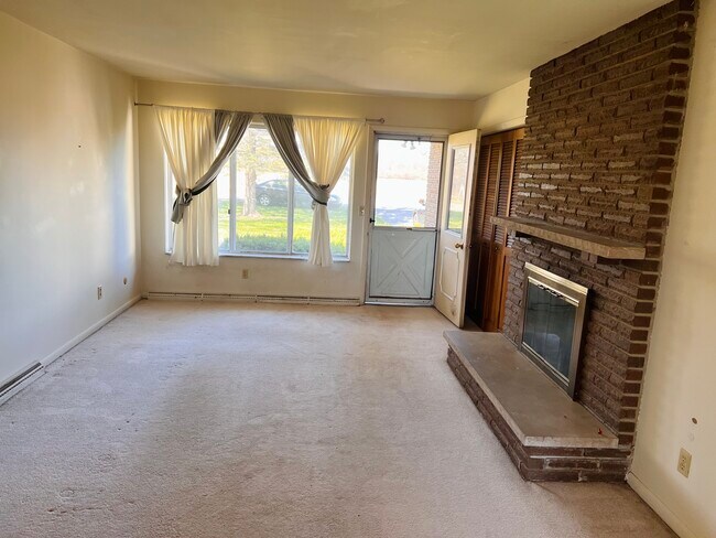 Living Room w/Fireplace - 2803 Kochville Rd