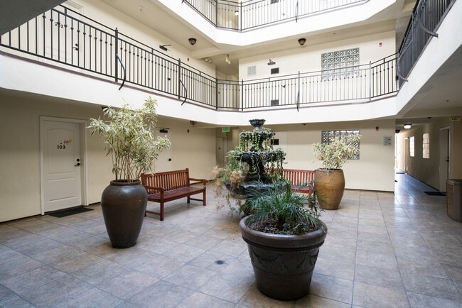 Building Photo - 1117 N Orange Dr