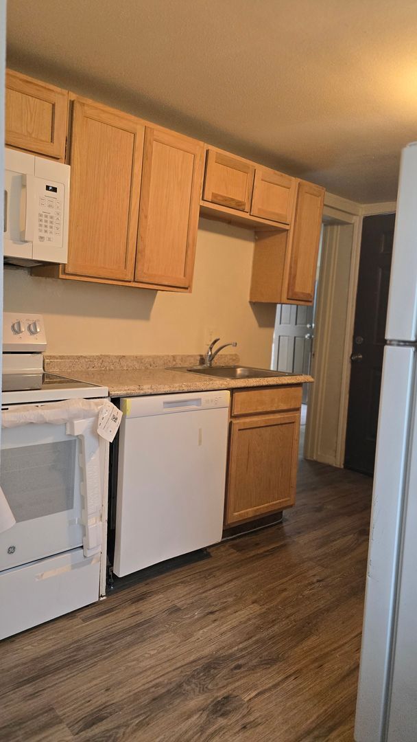 Building Photo - Charming 2/1-Bed/bath Home in Downtown Manor