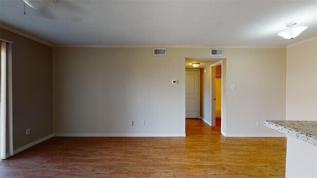 Foto del edificio - 904 University Oaks Blvd