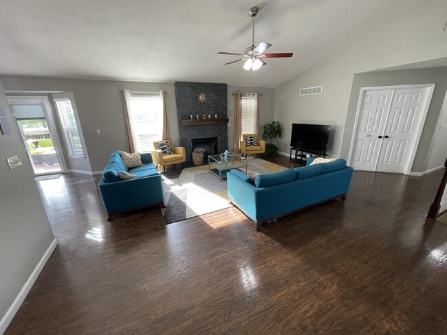 Building Photo - Charming 3-Bed, 3-Bath with 1822 Sq. Ft. i...