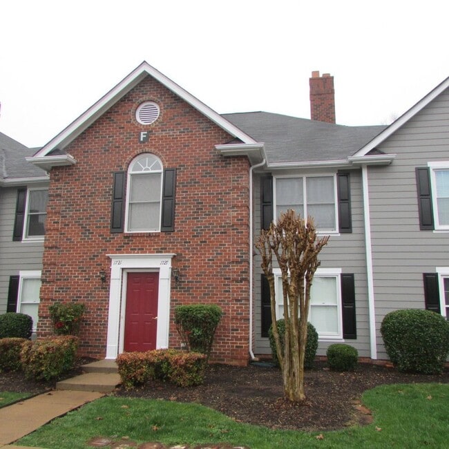 Building Photo - Spacious Two Bedroom, 2nd Floor Condo with Private Balcony. SHOWN BY APPOINTMENT ONLY!