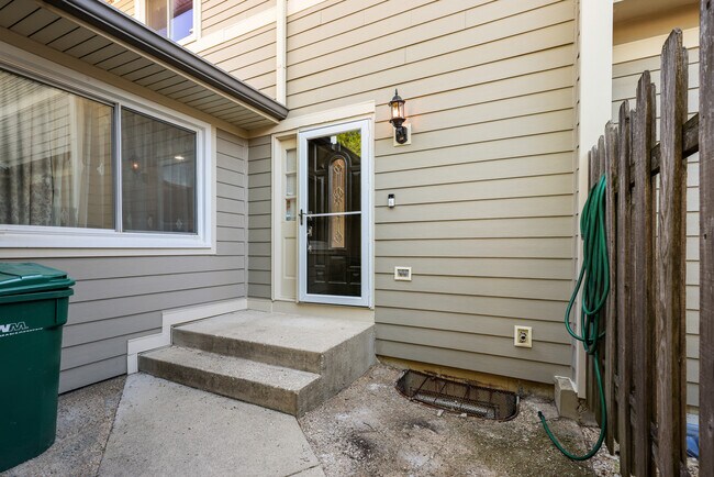 Building Photo - 409 Mallard Dr