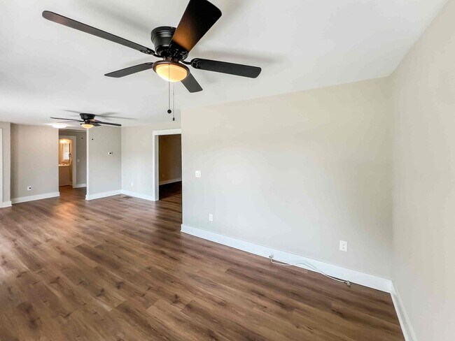 Foto del edificio - Completely Renovated 3 BR/3 BA Ranch with ...