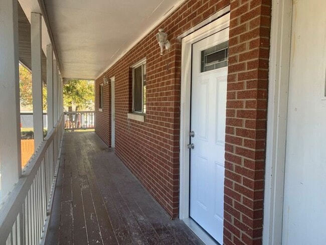 Building Photo - Newly Remodeled 1 Bed, 1 Bath Upper Apartm...