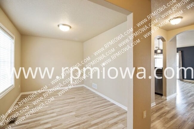 Building Photo - 495 SE Sagewood Cir