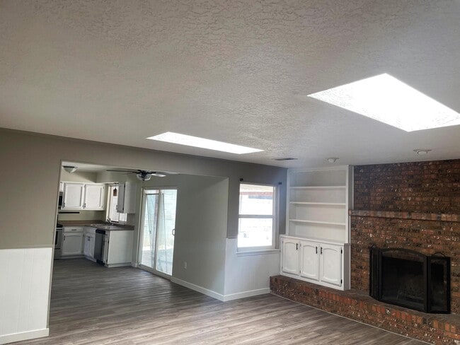 Building Photo - 14112 Marquette Dr NE
