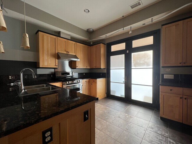 Building Photo - BEAUTIFUL 2 Bed 2.5 Bath Townhouse in Boul...