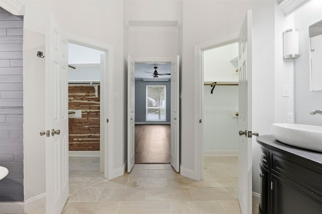 Building Photo - 11930 Carriage Hill Dr