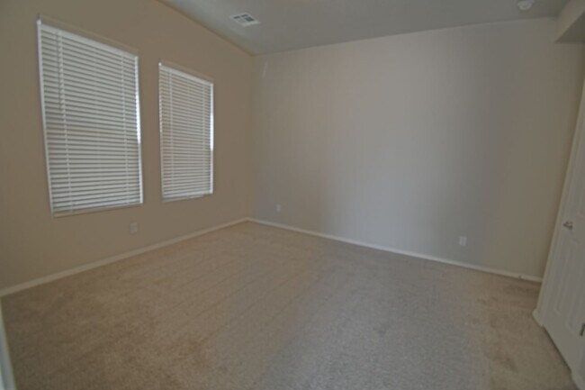 Building Photo - Three Bedroom / Three Bathroom Home in Mar...