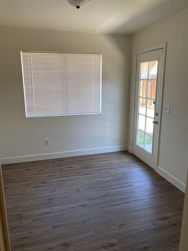 Foto del edificio - 5917 Stone Bridge Ln