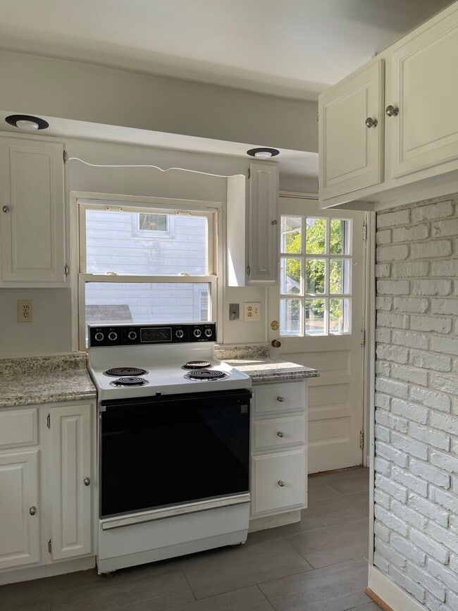 Building Photo - 2-3 Bed Home Available on Quiet Street Newly Renovated!!!