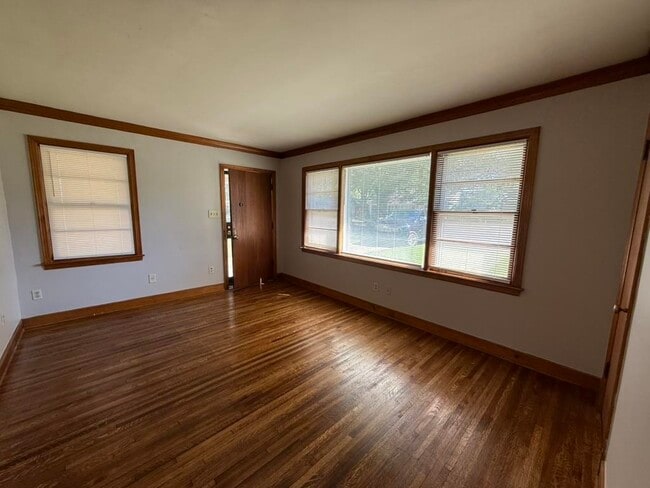 Building Photo - 4644 S Renshaw Dr