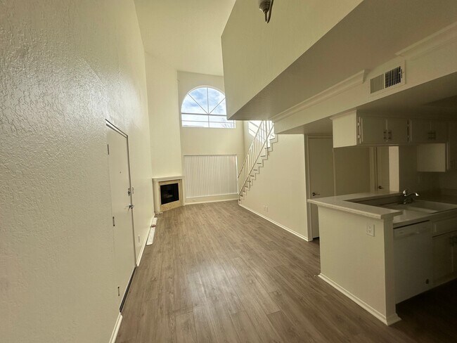 Building Photo - 15009 Moorpark St