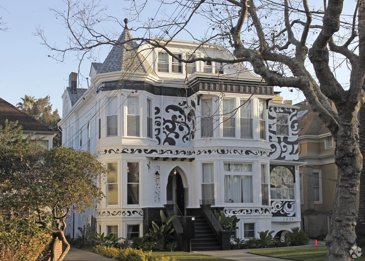 Foto principal - 2029 Central Ave
