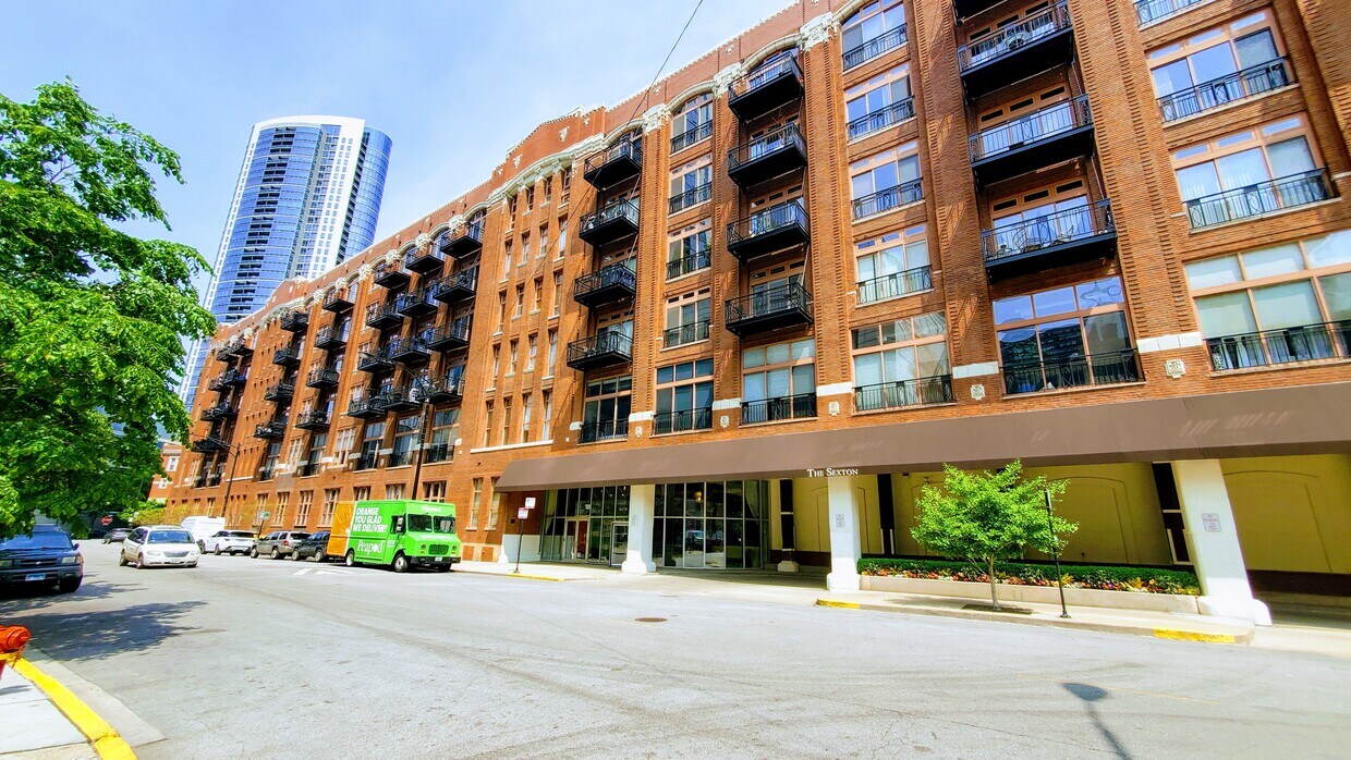 Primary Photo - 360 W Illinois St