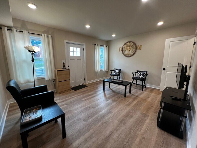 Building Photo - Lovely 2 BR/2 BA Townhome in Riggs Park!