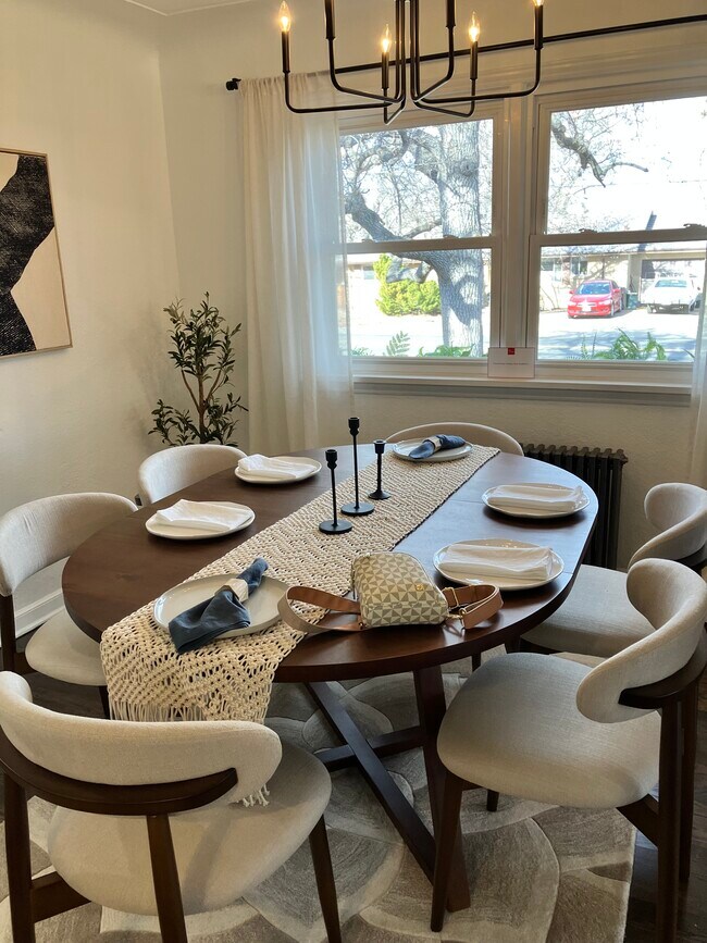 Espacio para una mesa de comedor grande - 9100 Grandview Ave