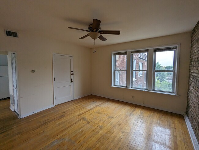 Foto del edificio - 3048 W Wellington Ave