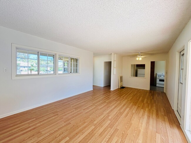 Building Photo - Delightful 3 bedroom 1 1/2 Bathroom Single...