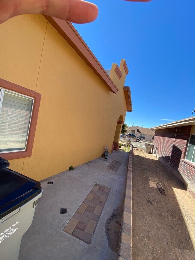 Building Photo - EASTSIDE HOME FOR RENT