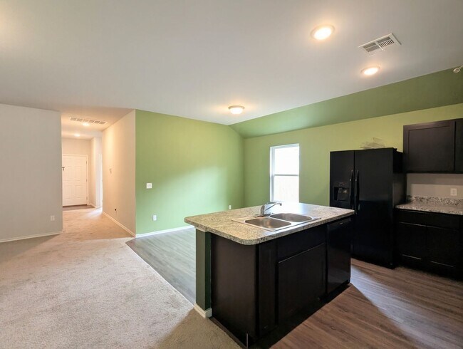 Foto del edificio - 3 Bed / 2 Bath Home in Noble Schools | Fenced Backyard + Storm Shelter