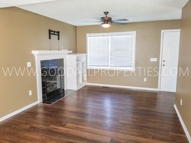 Foto del edificio - Spacious 3-Bedroom Van Meter Home with Finished Basement & Fenced Yard