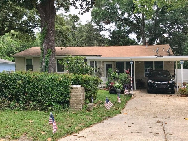 Building Photo - 244 Greenbrier Dr NE